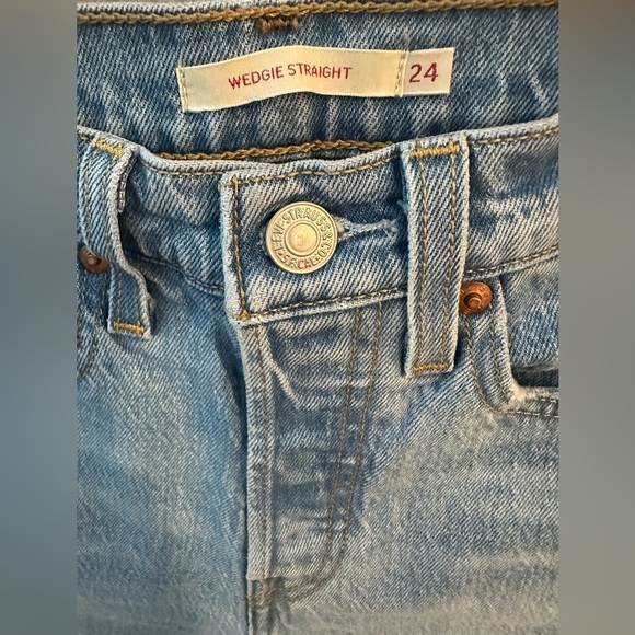 Women’s Premium Wedgie Straight Levi’s. Color - Tango Fray. Size 24. - Picture 3 of 7